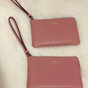 COACH SIGNATURE CORNER ZIP WRISTLET